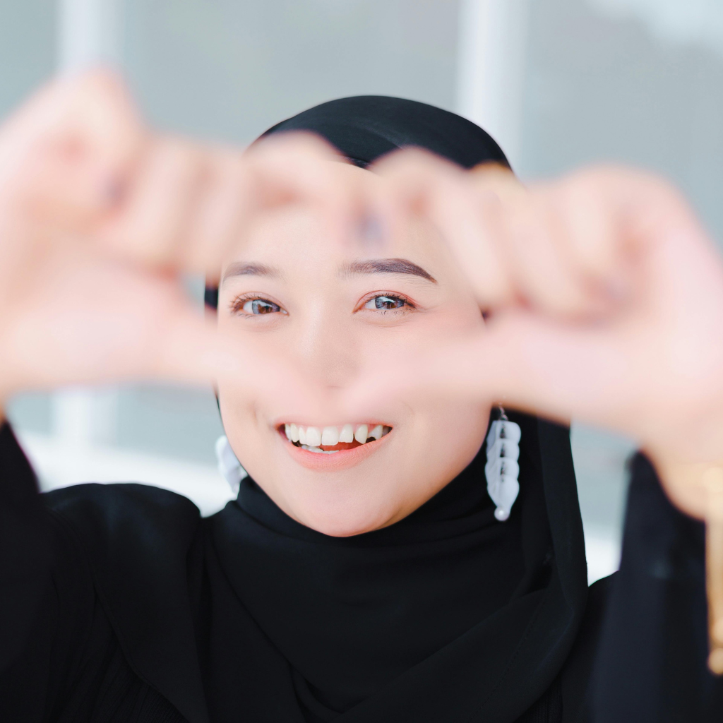 What Are the Differences Between a Kaftan and an Abaya?