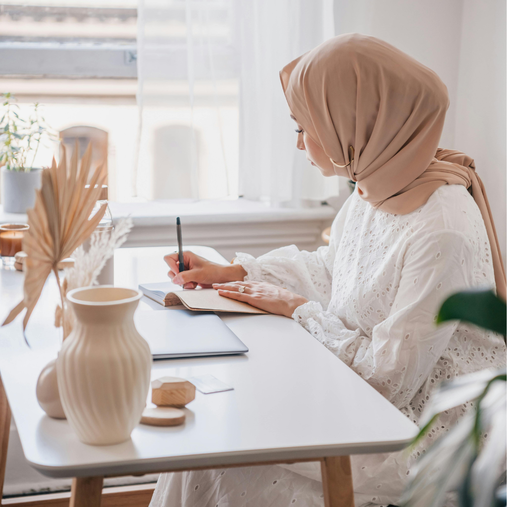 What Is the Abaya? The Significance of the Abaya in the Modern World