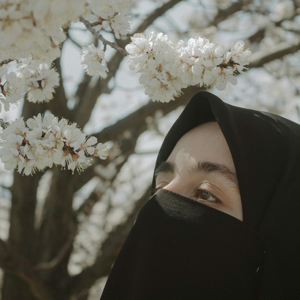 The Timeless Beauty of Abayas: Origins and Benefits