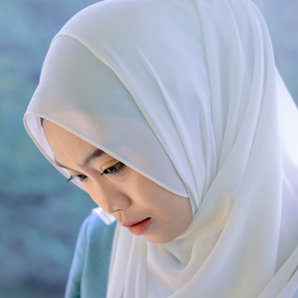 Cultural Significance and Contemporary Style: The Abaya's Dual Role