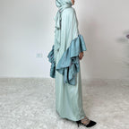 فستان طويل بأكمام مقسمة ومموجة كبيرة