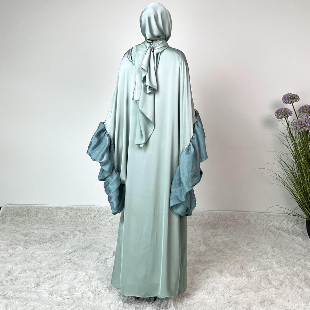 فستان طويل بأكمام مقسمة ومموجة كبيرة