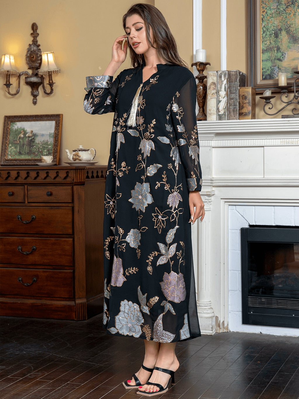 قفطان مزين بالترتر والشراشيب