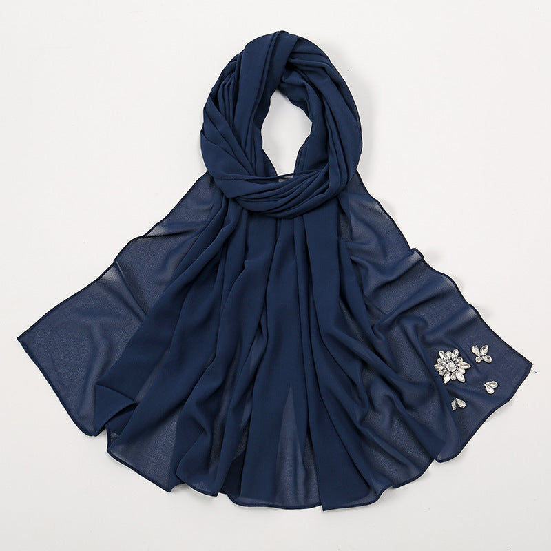 حجاب شيفون مزين بأحجار الراين واللؤلؤ بلون سادة