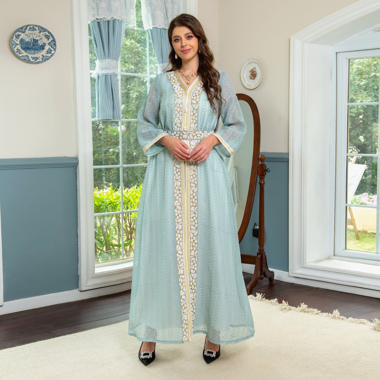 عبايات مطرزة باللون الأخضر الفاتح