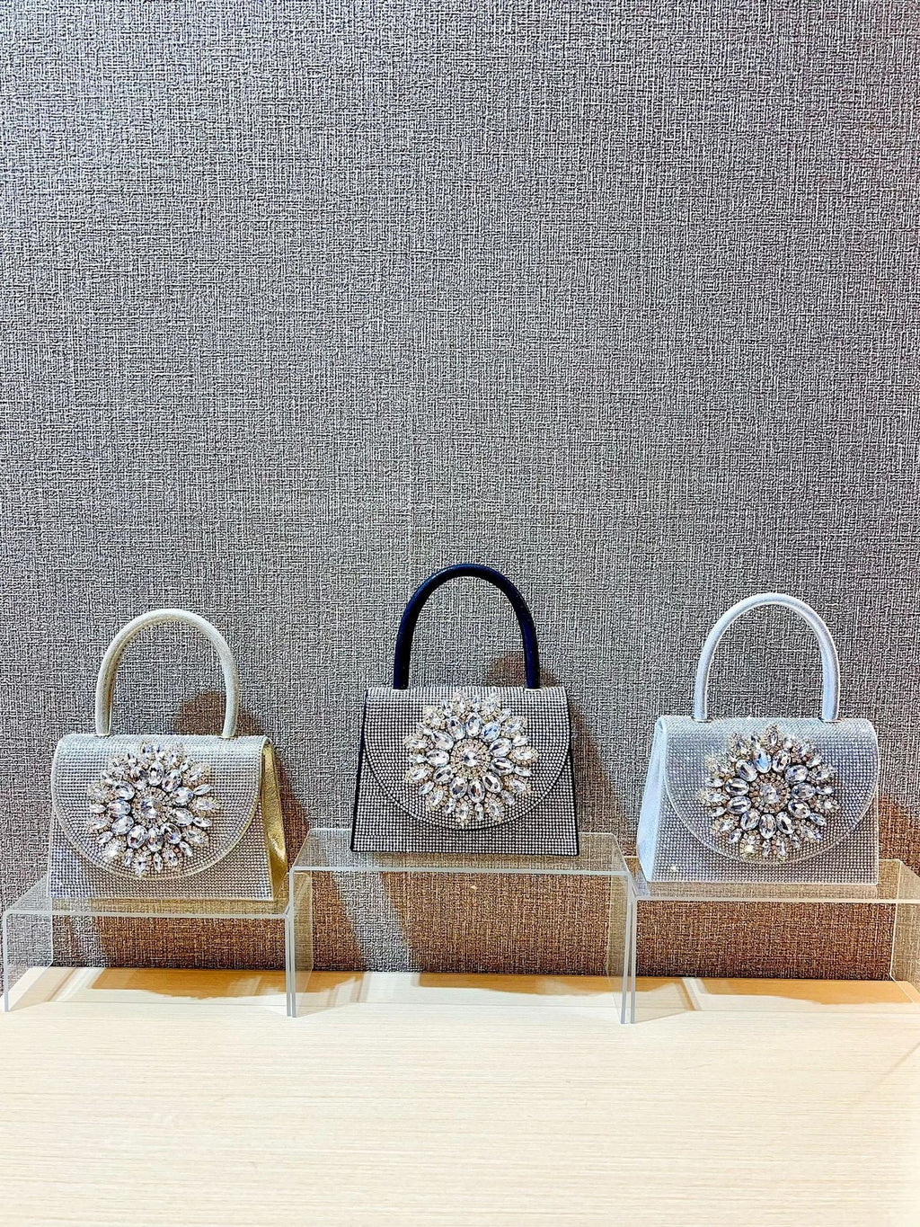 حقيبة عشاء قطرية مرصعة بأحجار الراين 