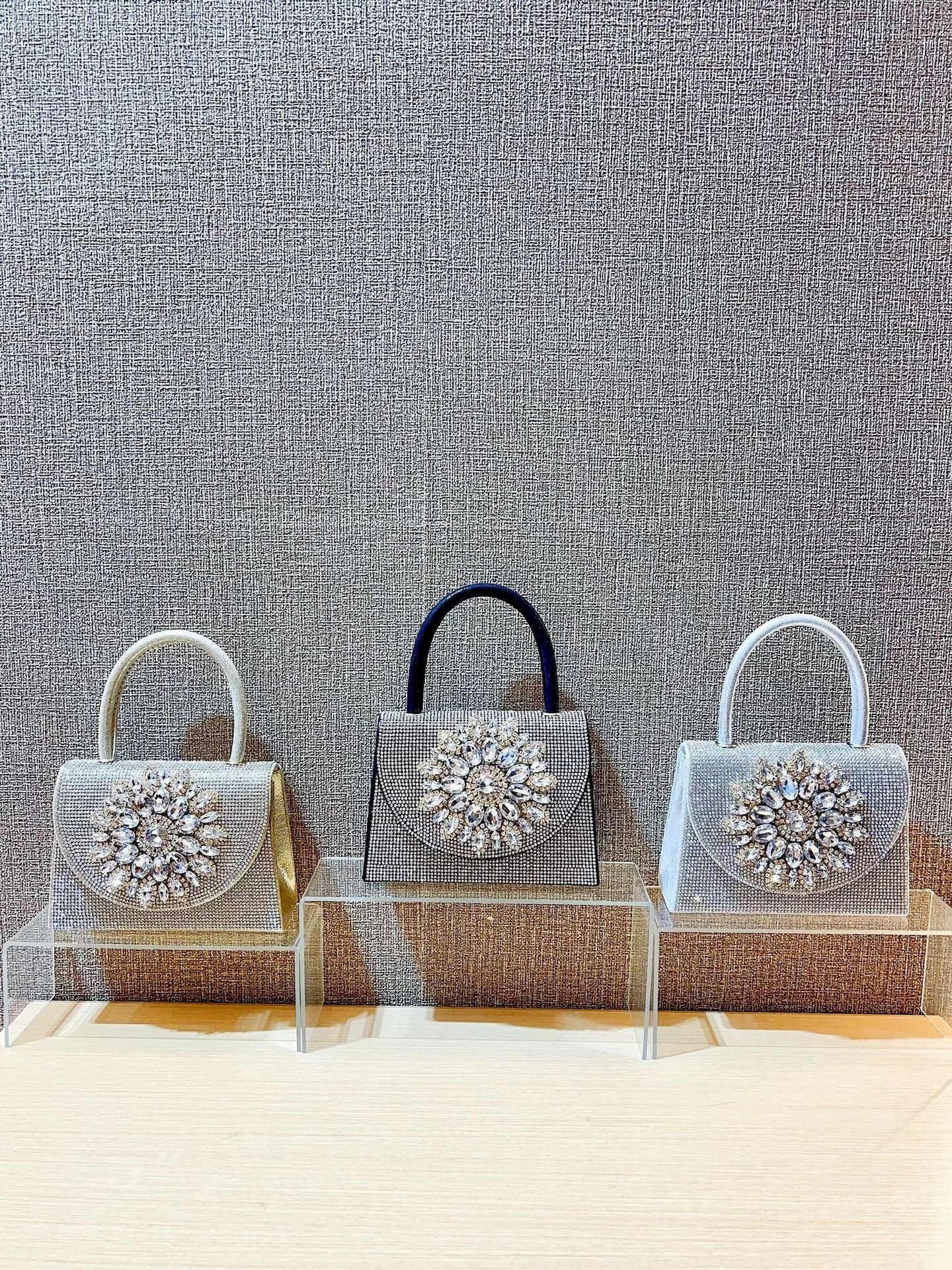 حقيبة عشاء قطرية مرصعة بأحجار الراين 