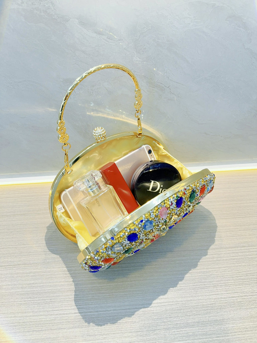 حقيبة يد مرصعة بأحجار الراين ومشبك لؤلؤي دائري 