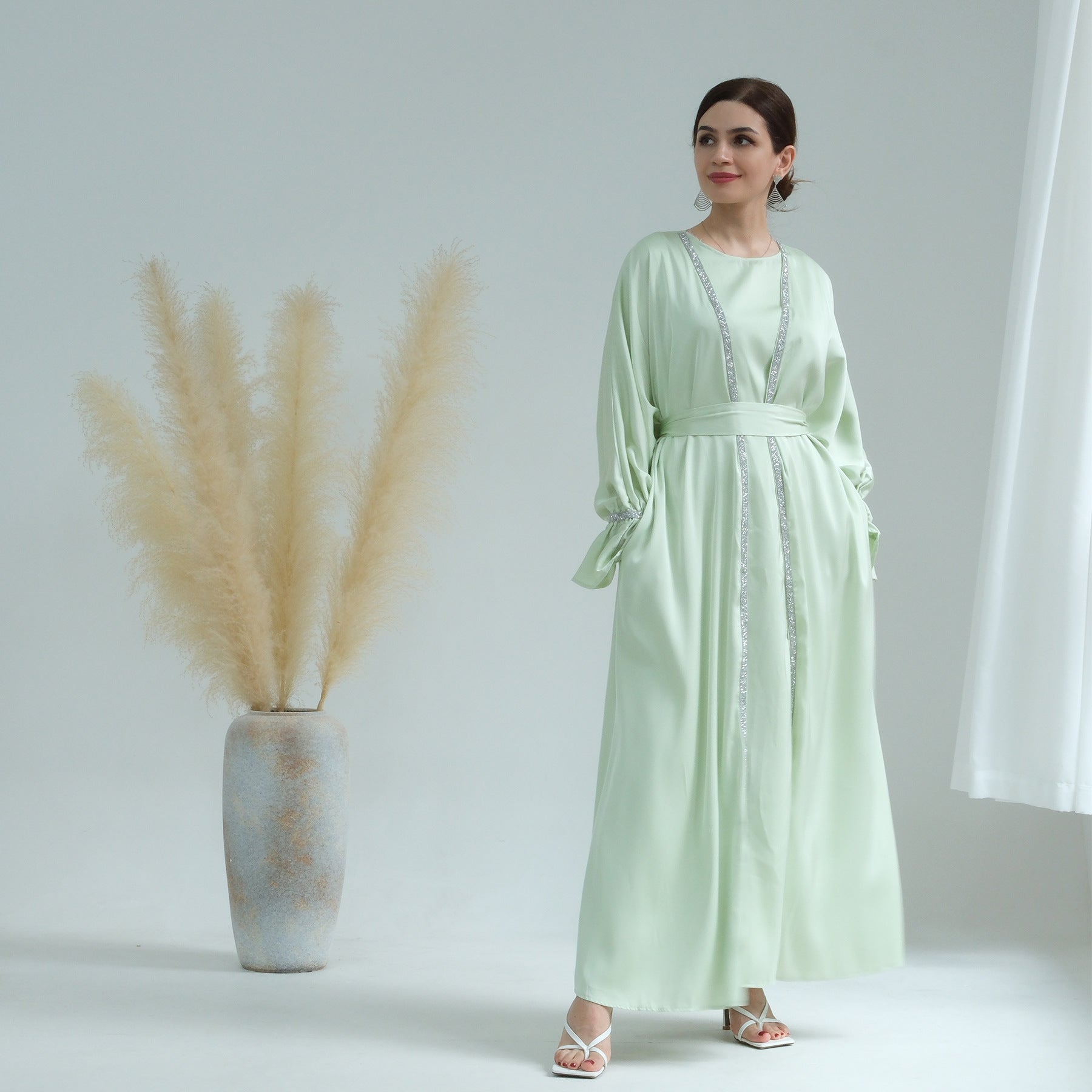 عباية ساتان خفيفة 