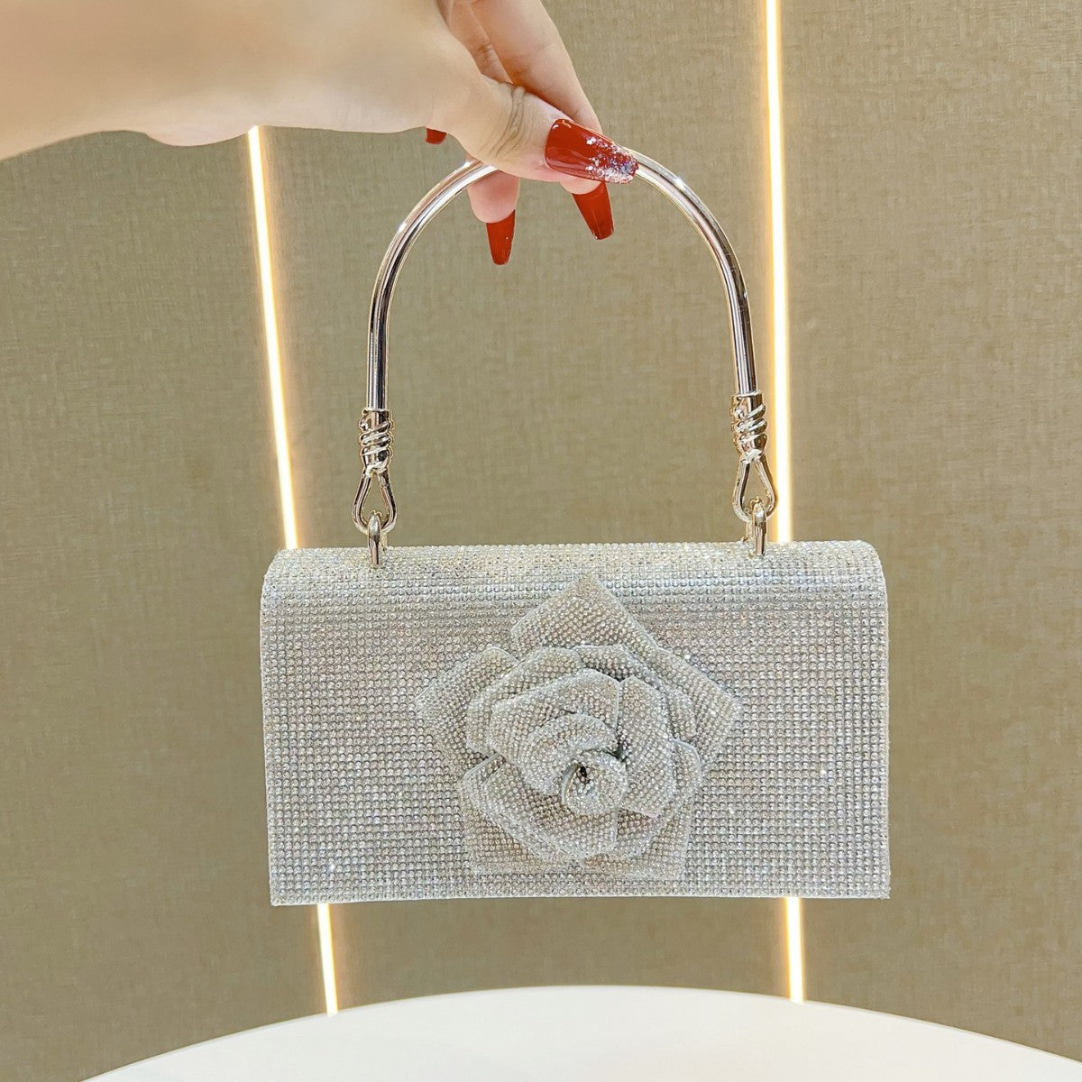 حقيبة يد صغيرة مربعة على شكل زهرة 