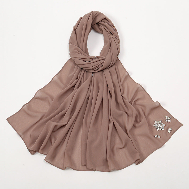 حجاب شيفون مزين بأحجار الراين واللؤلؤ بلون سادة