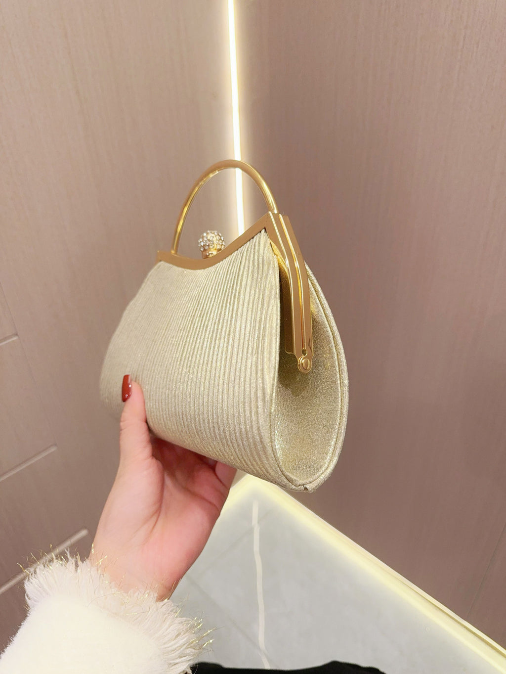 حقيبة يد لامعة للمساء مع سلسلة 