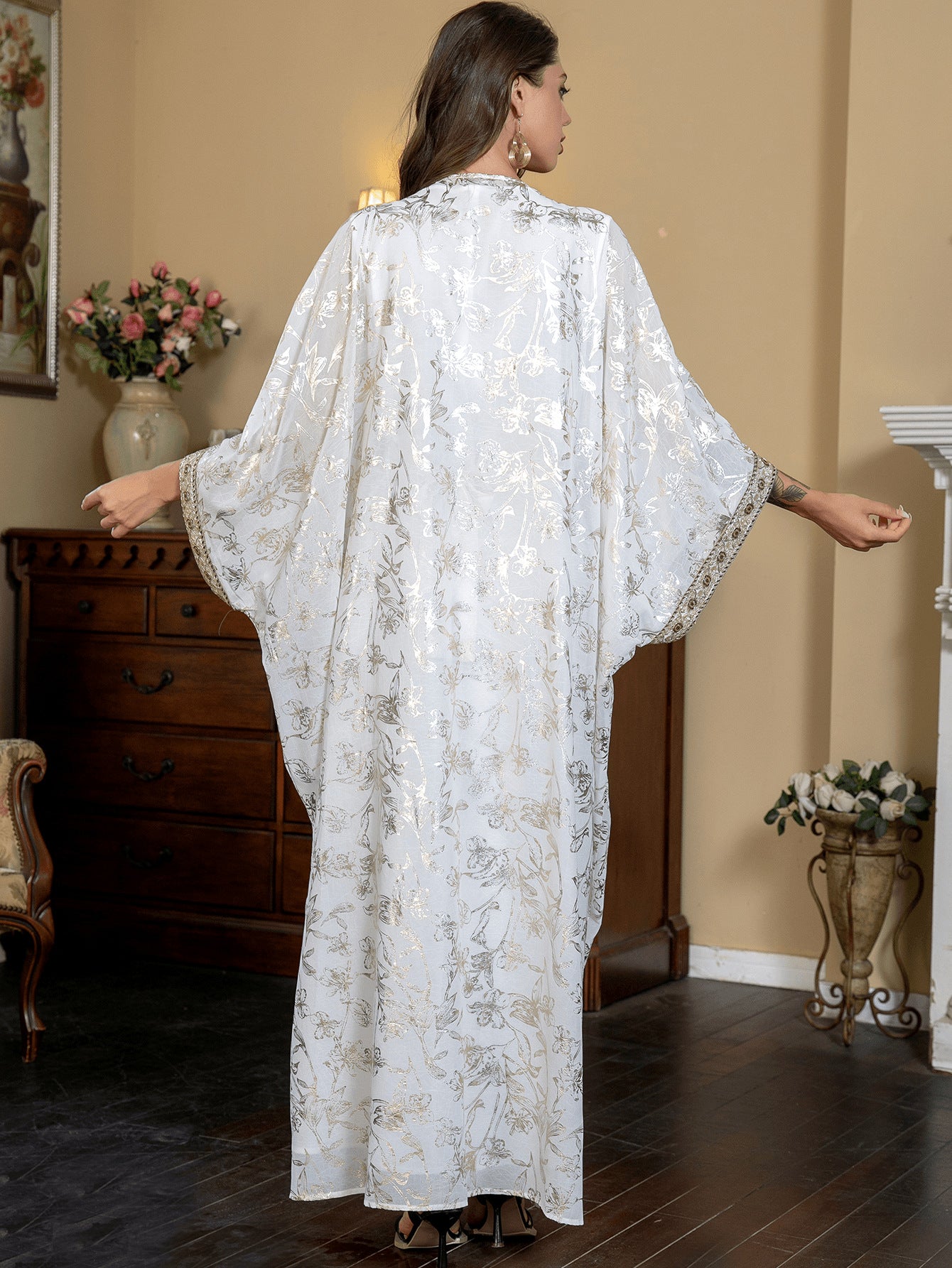 قفطان أبيض بنقشات زهور ذهبية