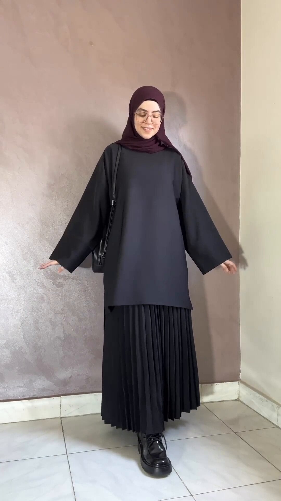 طقم بلوزة بياقة دائرية وتنورة مطوية