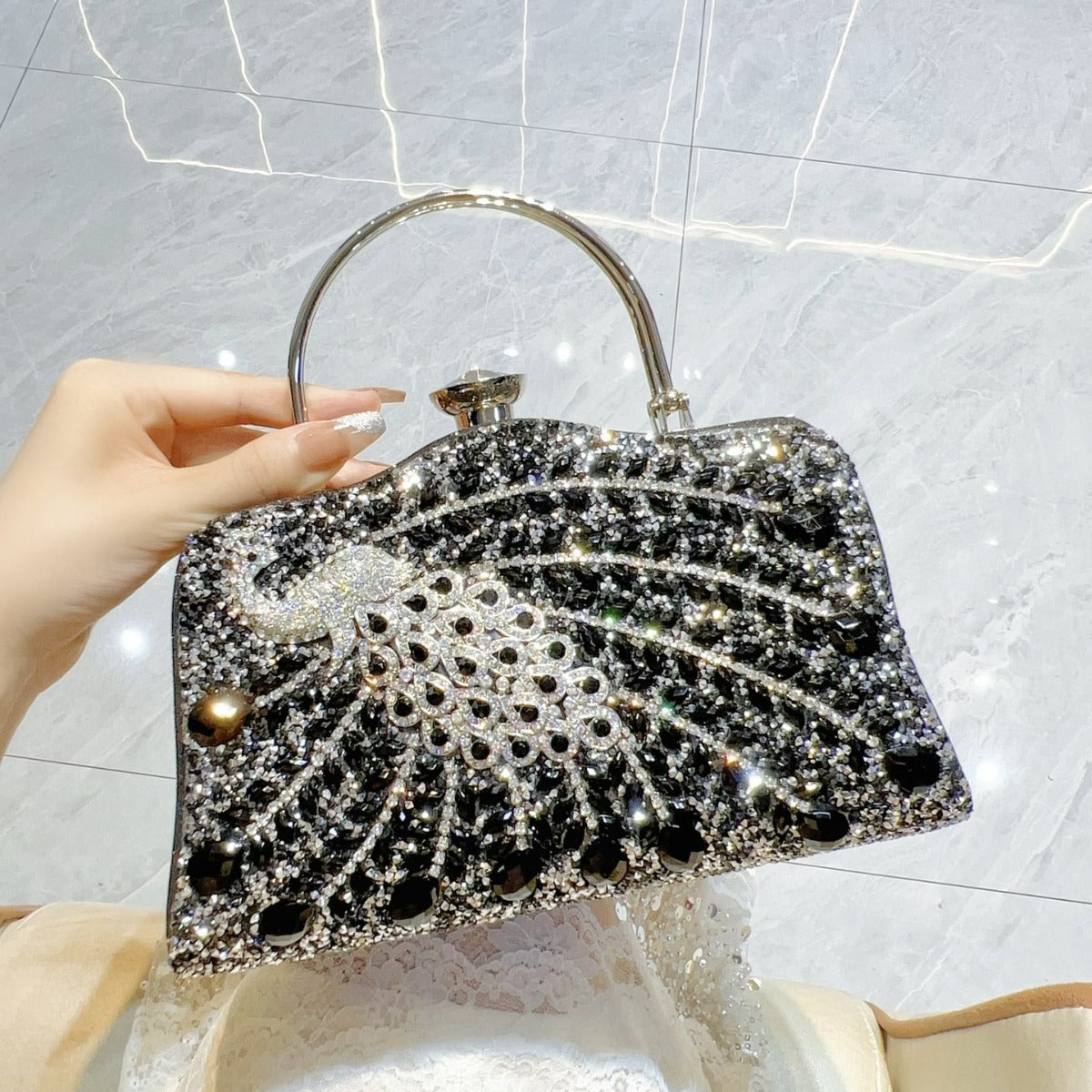 حقيبة يد مرصعة بأحجار الراين والكريستال اللامع 