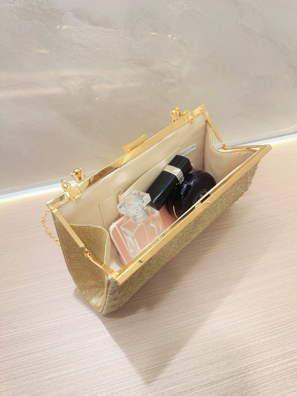 حقيبة يد جذابة مزينة بالترتر اللامع 