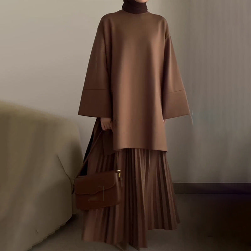 طقم بلوزة بياقة دائرية وتنورة مطوية