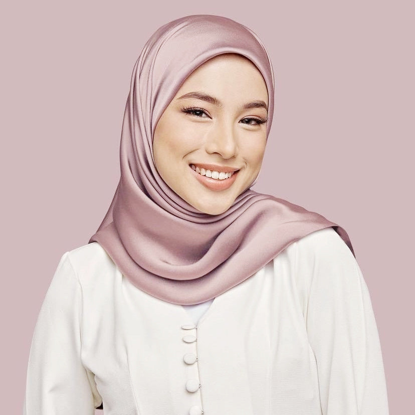 حجاب مربع من الحرير أحادي اللون 90 سم