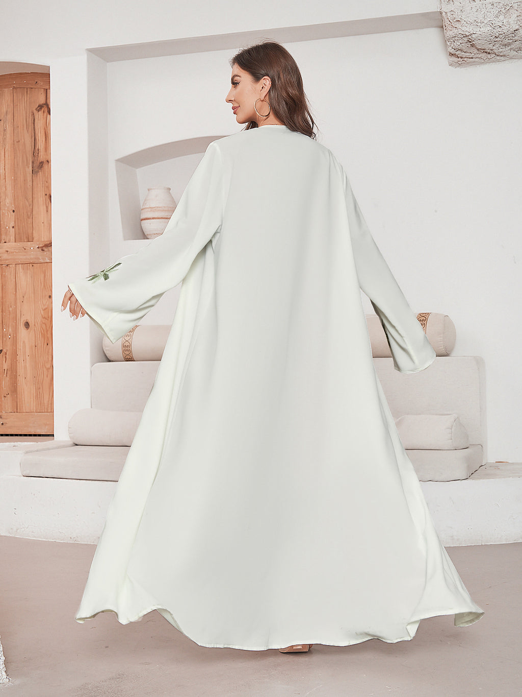 عبايات مطرزة بألوان سادة