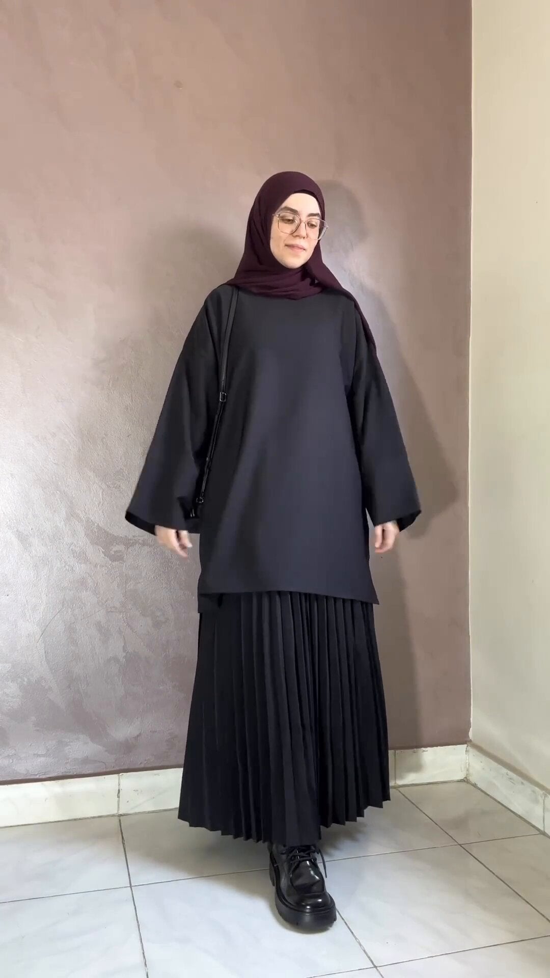 طقم بلوزة بياقة دائرية وتنورة مطوية