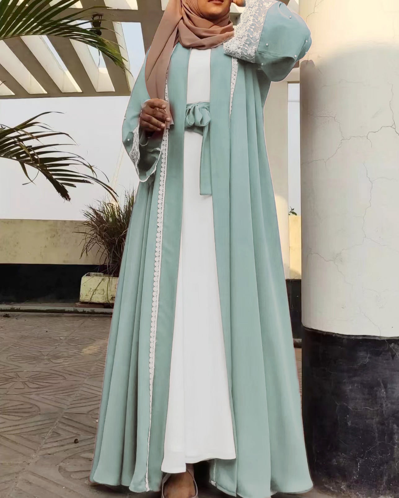 عباية مزينة بالدانتيل