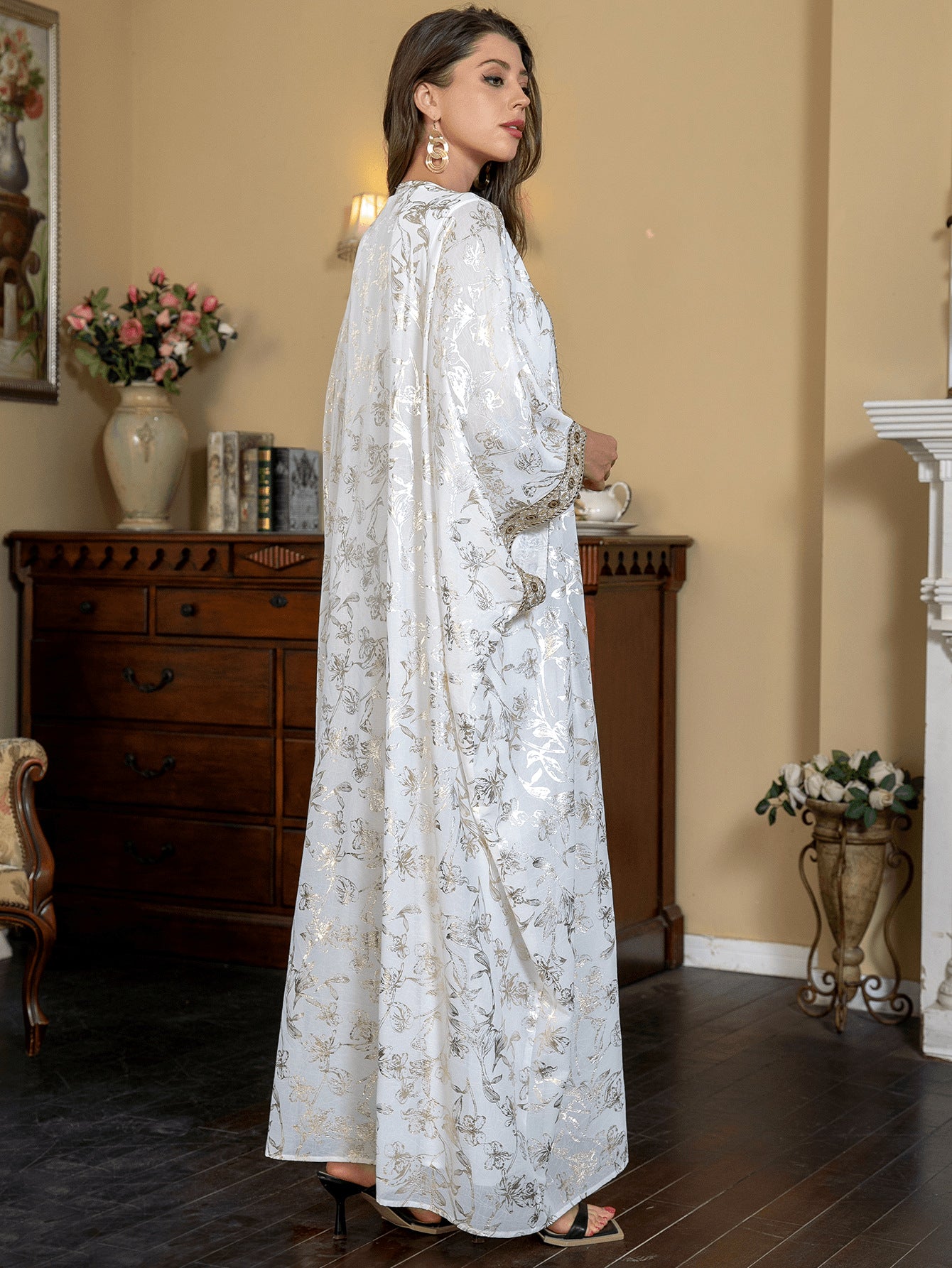 قفطان أبيض بنقشات زهور ذهبية