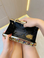 حقيبة يد مزينة بأحجار الراين والخرز اللامع 