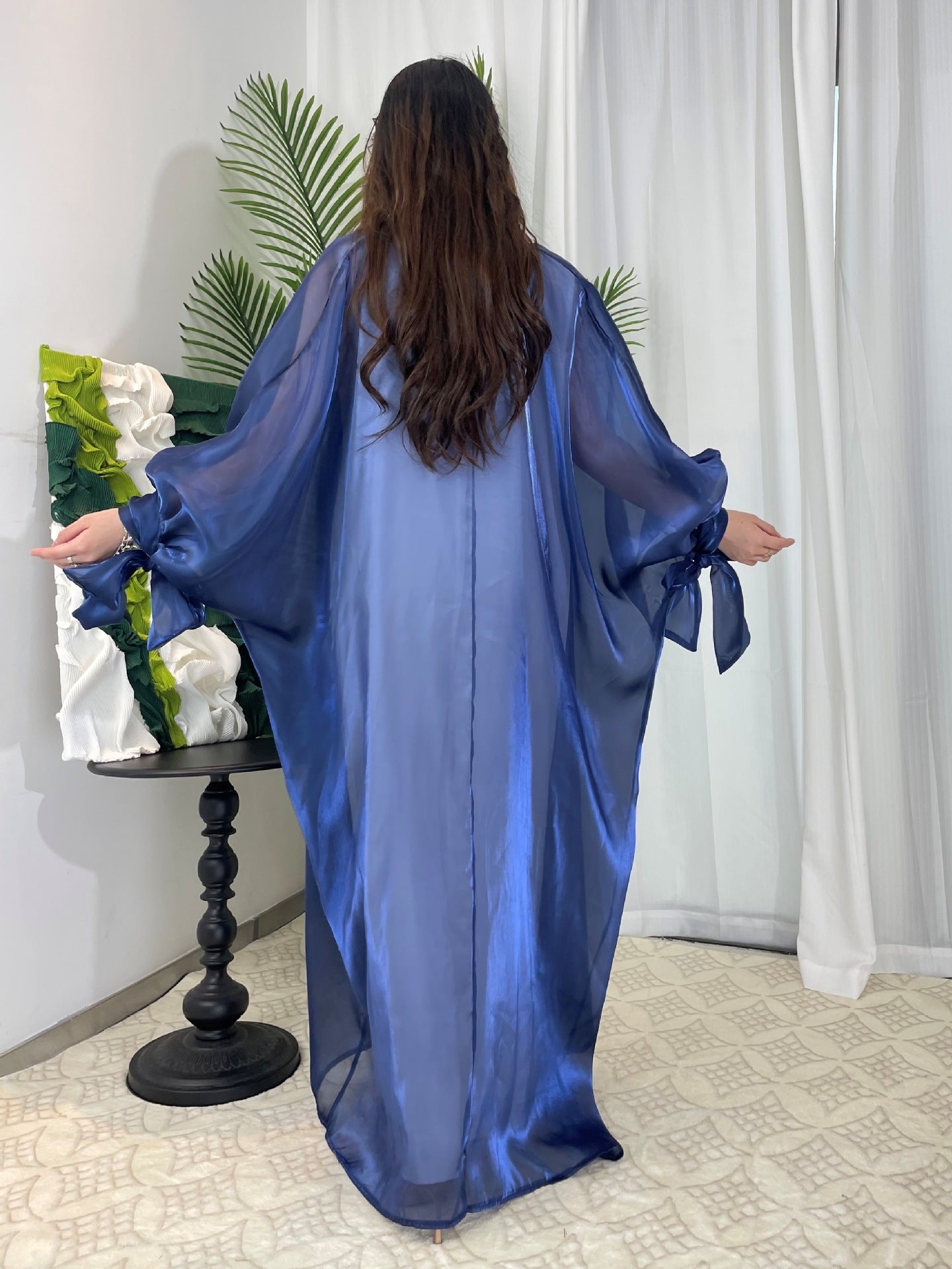 عباية نسائية أنيقة مفتوحة بأكمام منفوخة