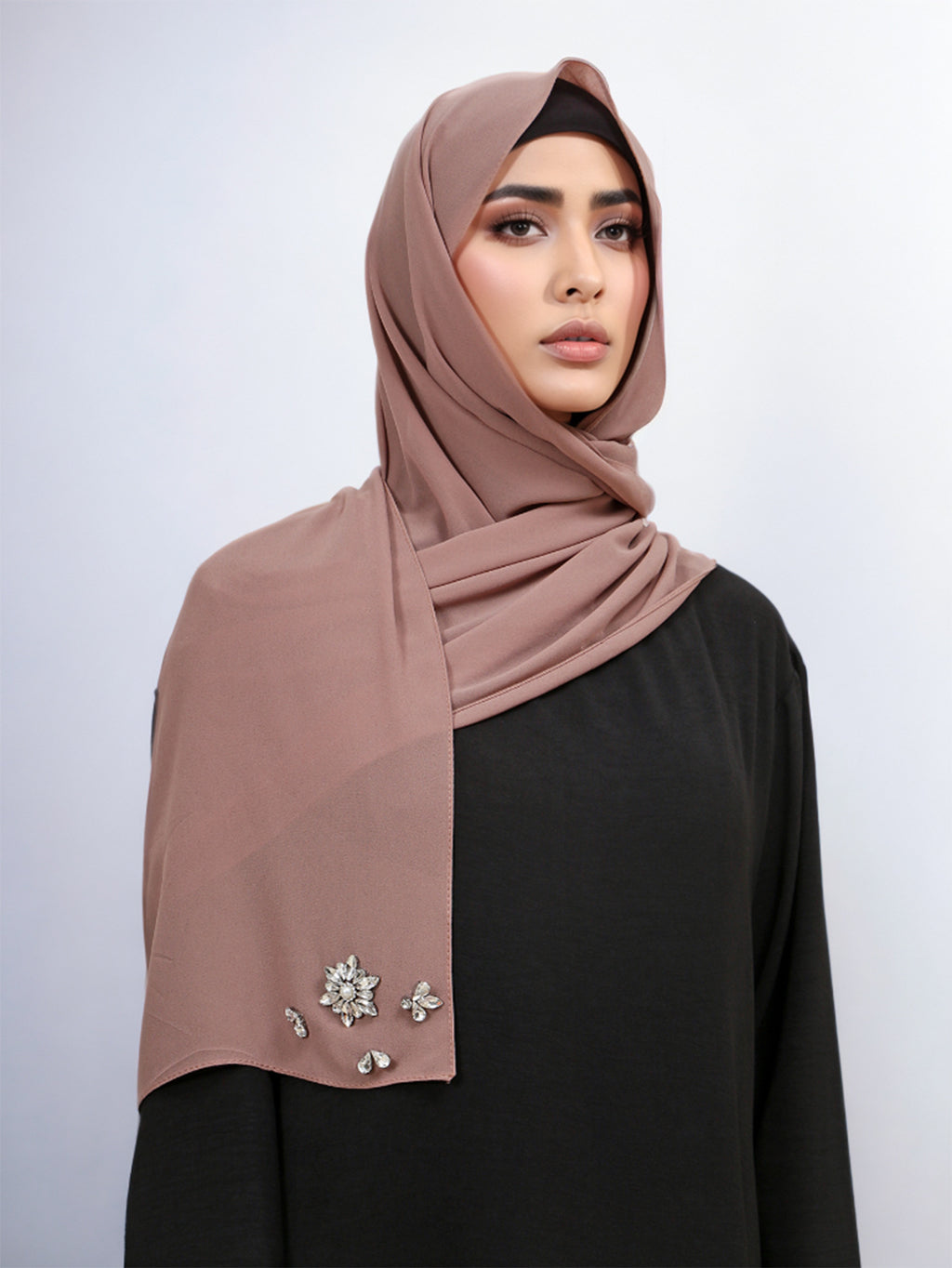 حجاب شيفون مزين بأحجار الراين واللؤلؤ بلون سادة