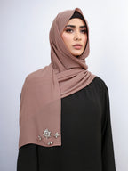 حجاب شيفون مزين بأحجار الراين واللؤلؤ بلون سادة