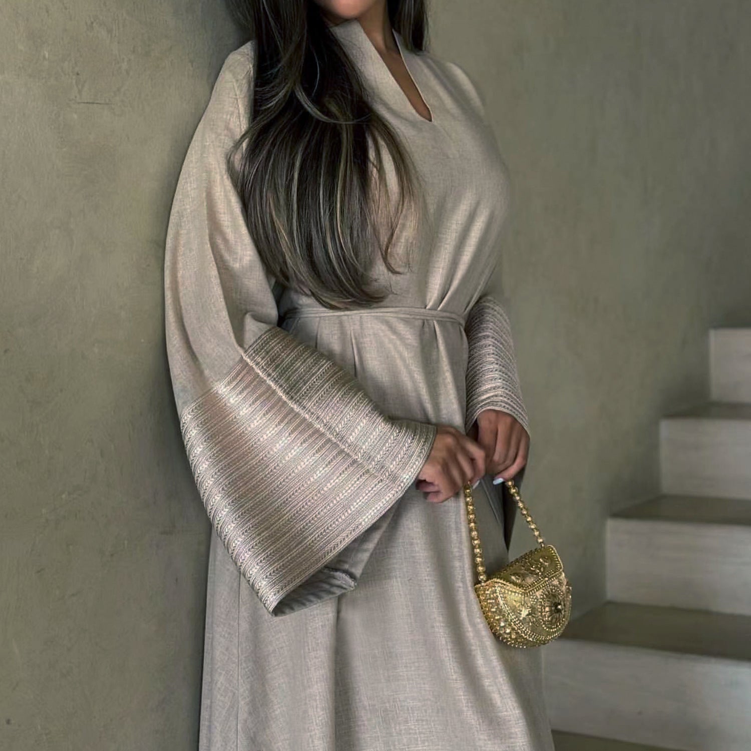 عباية بفتحة رقبة على شكل حرف V 