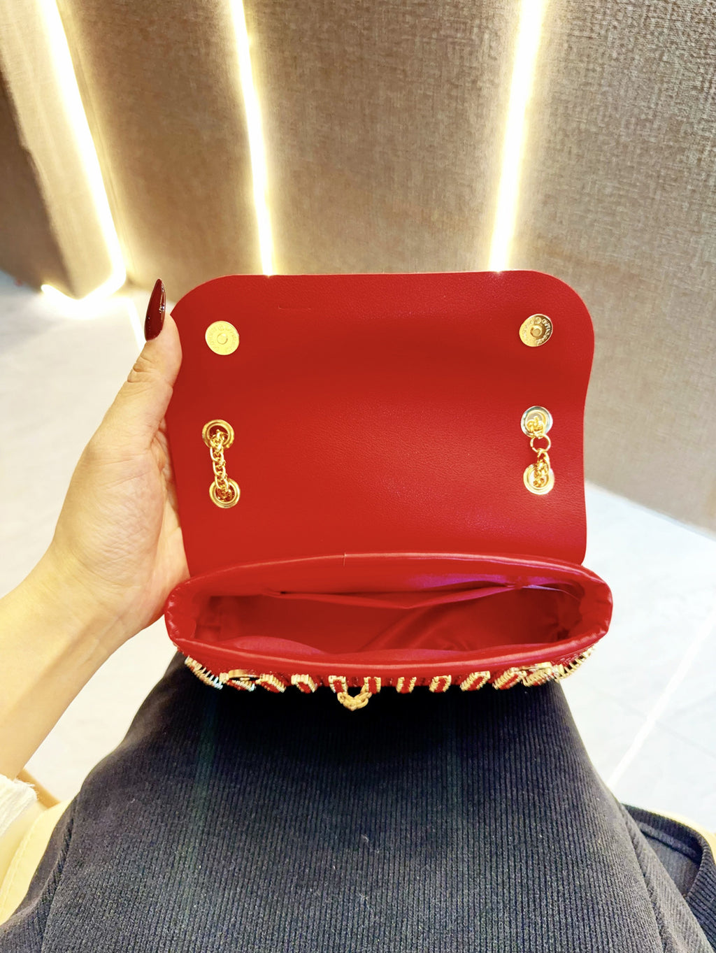 حقيبة يد لامعة مرصعة بأحجار الراين 