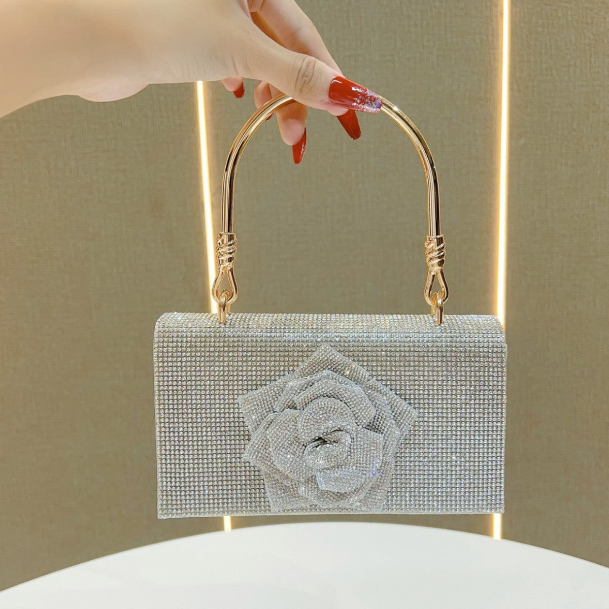 حقيبة يد صغيرة مربعة على شكل زهرة 