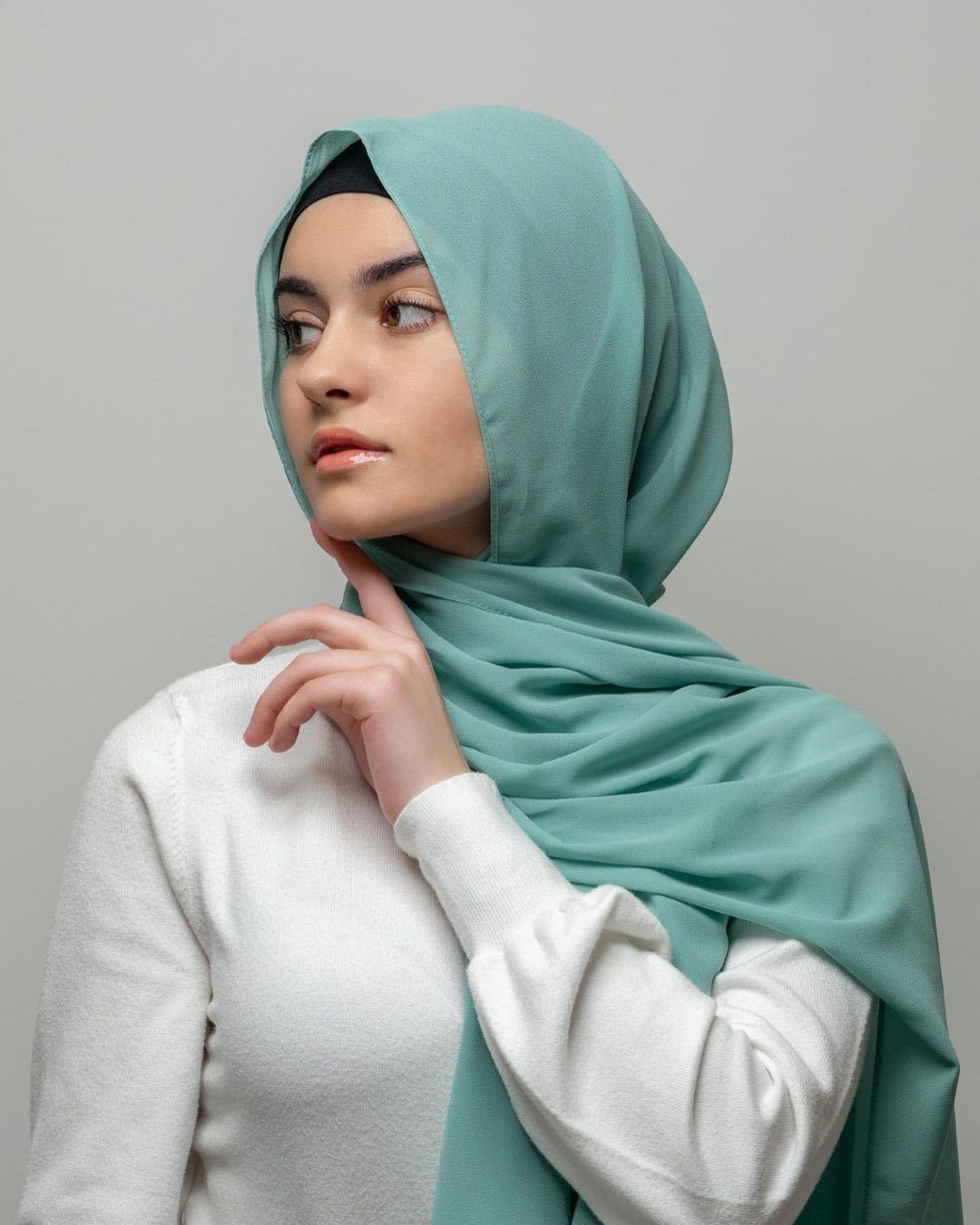 حجاب شيفون لؤلؤي أحادي اللون