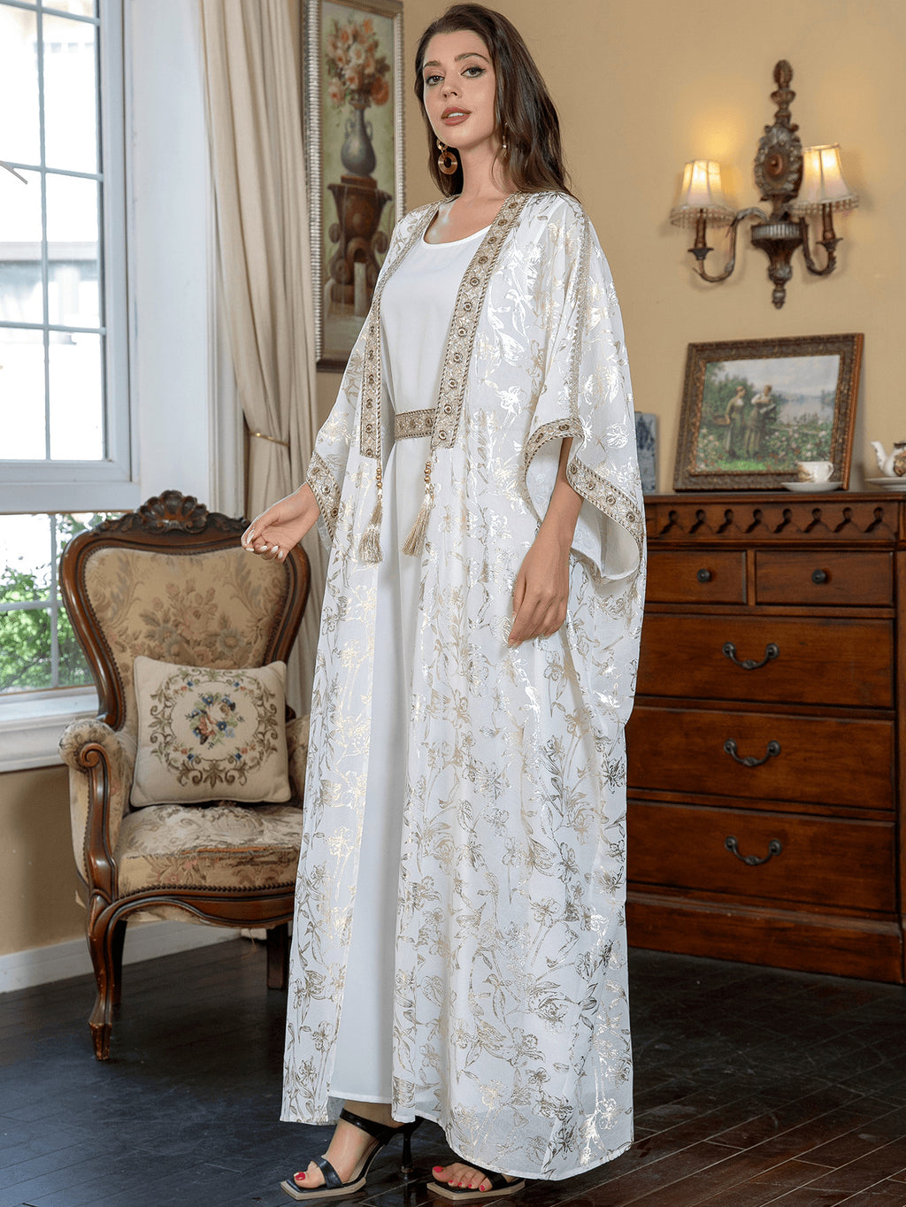 قفطان أبيض بنقشات زهور ذهبية