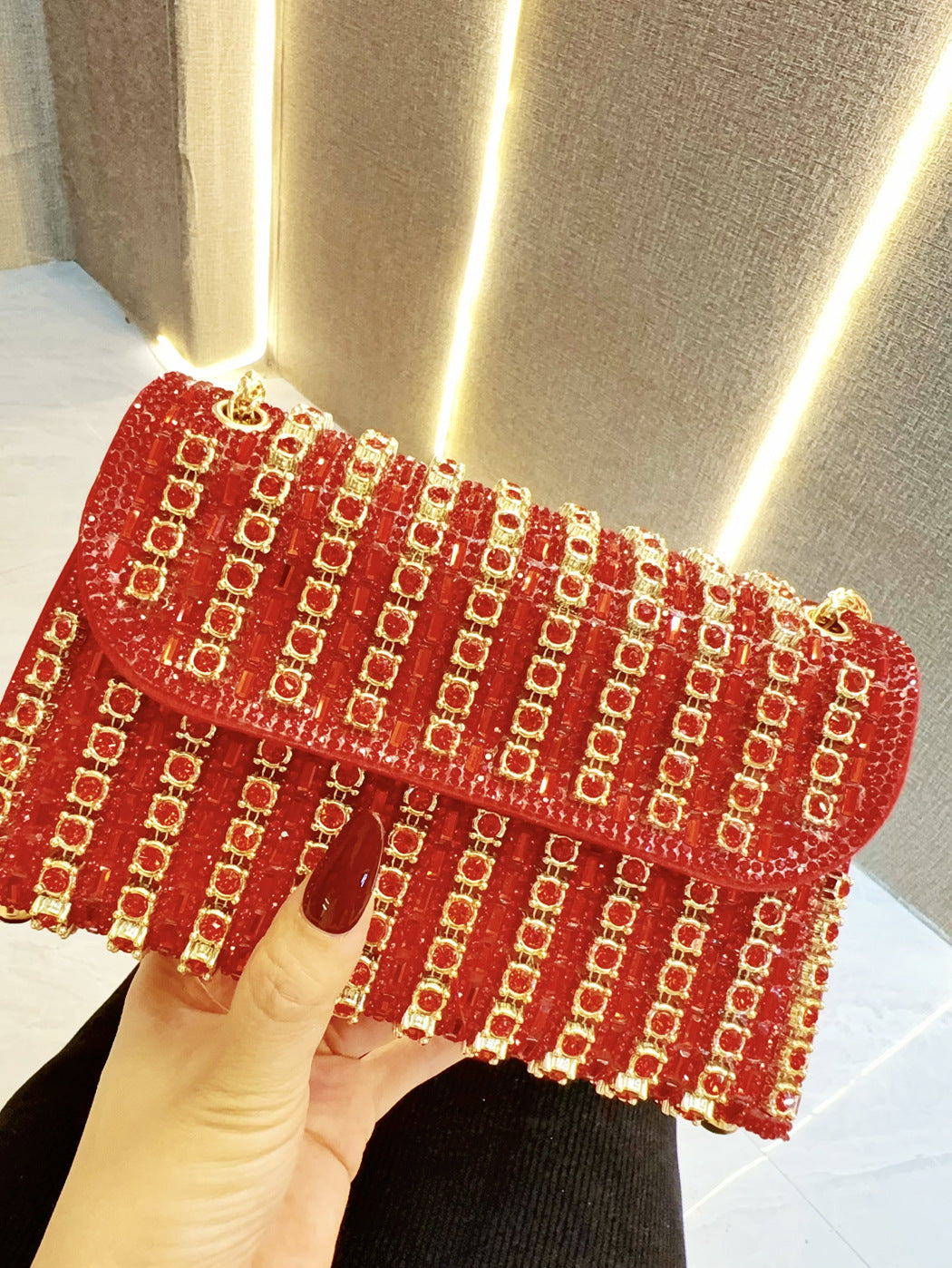 حقيبة يد لامعة مرصعة بأحجار الراين 