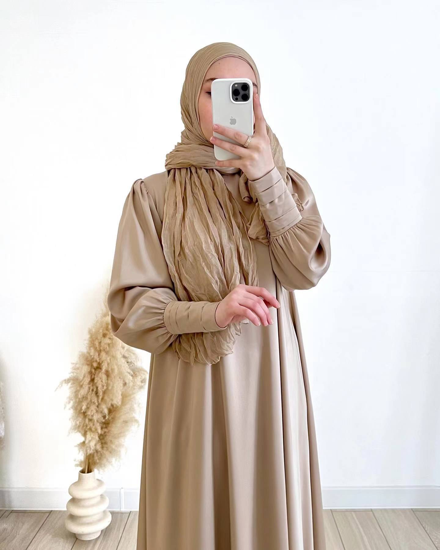 فستان ساتان بأزرار مطوية كبيرة