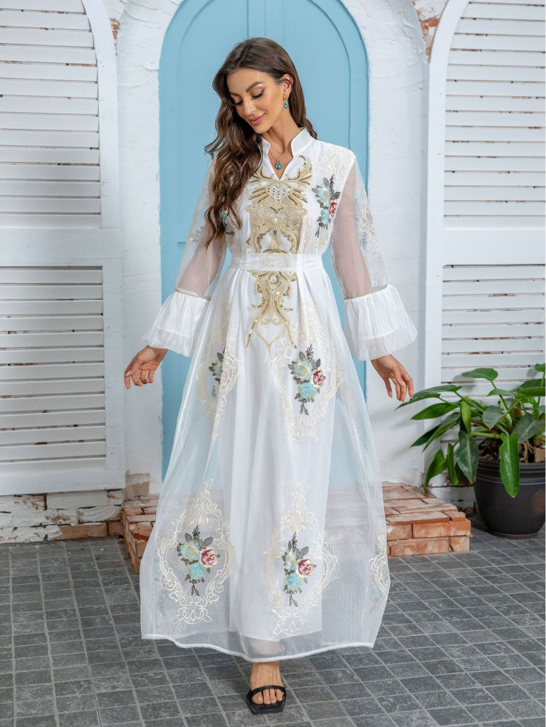 قفطان أبيض مزين بالزهور بأكمام واسعة