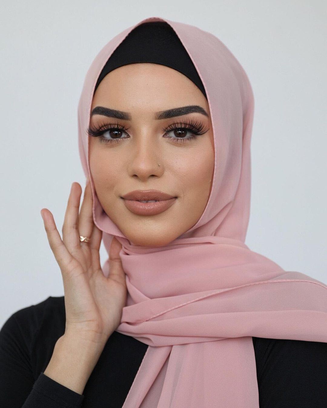 حجاب شيفون لؤلؤي أحادي اللون