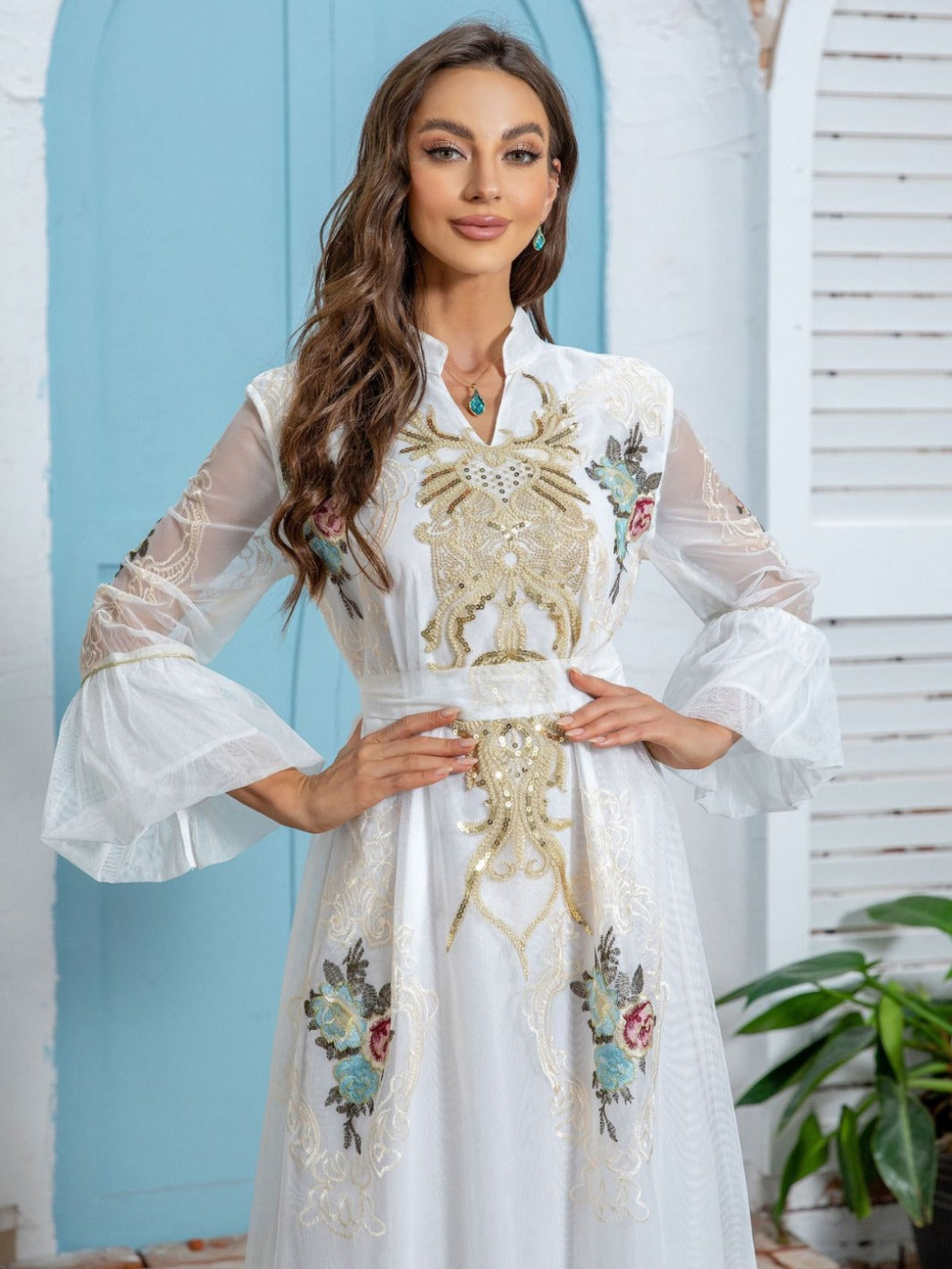 قفطان أبيض مزين بالزهور بأكمام واسعة