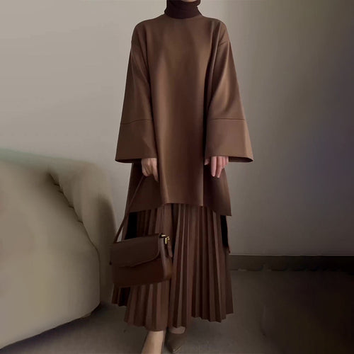 طقم بلوزة بياقة دائرية وتنورة مطوية