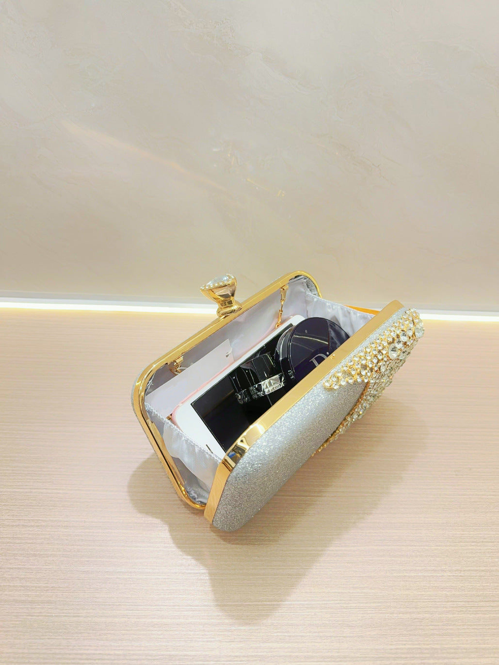 حقيبة كلاتش من الكريستال اللامع 