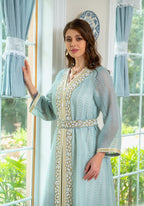 عبايات مطرزة باللون الأخضر الفاتح