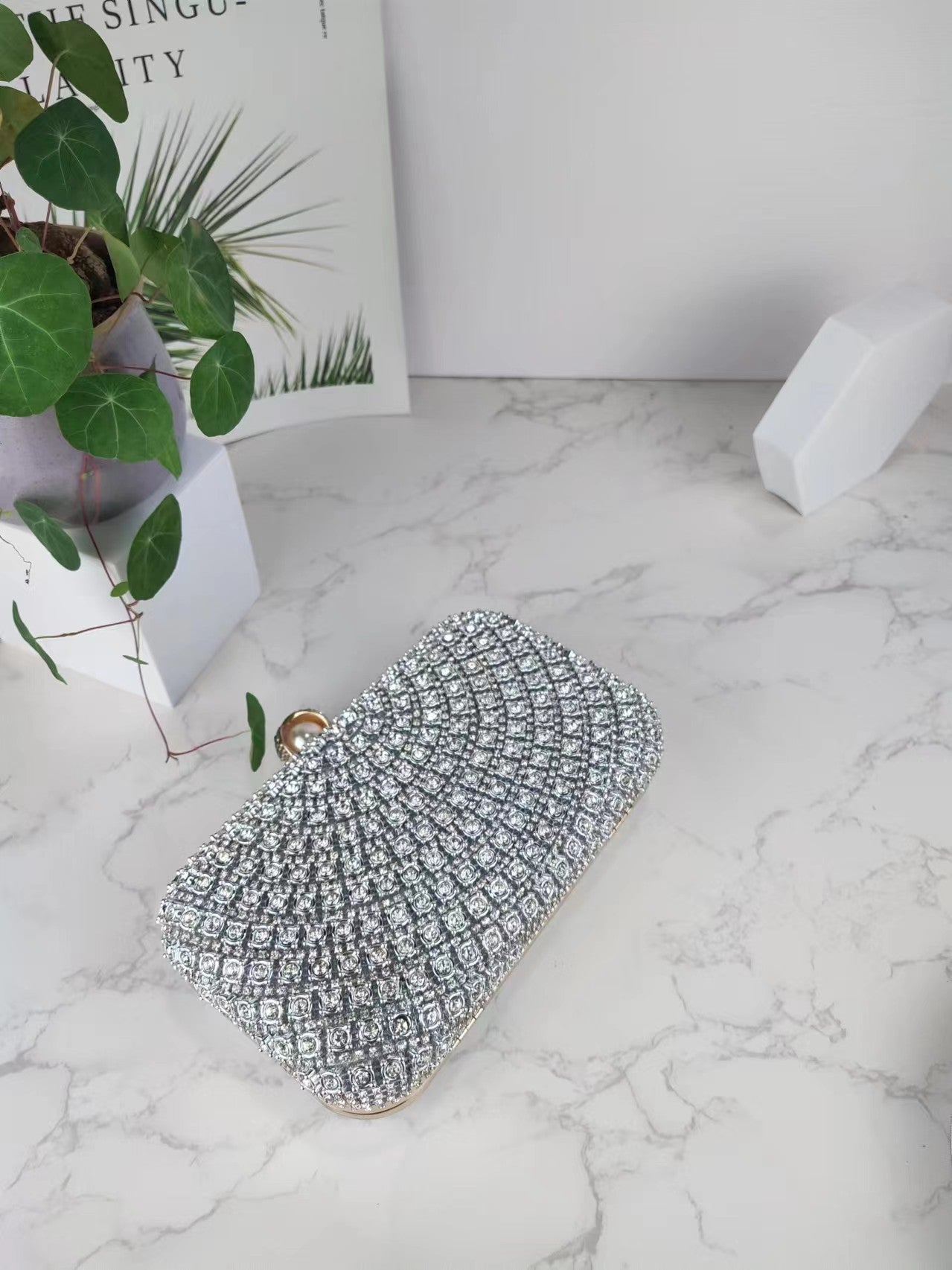 حقيبة يد عتيقة مرصعة بأحجار الراين 