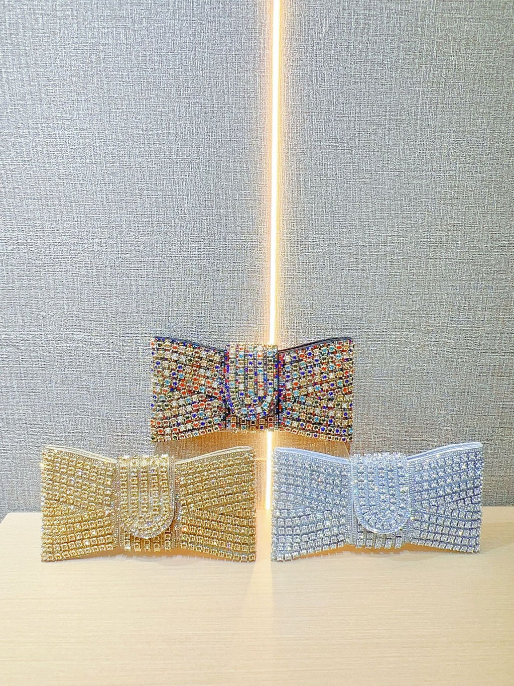 حقيبة يد أنيقة مزينة بعقدة من حجر الراين 