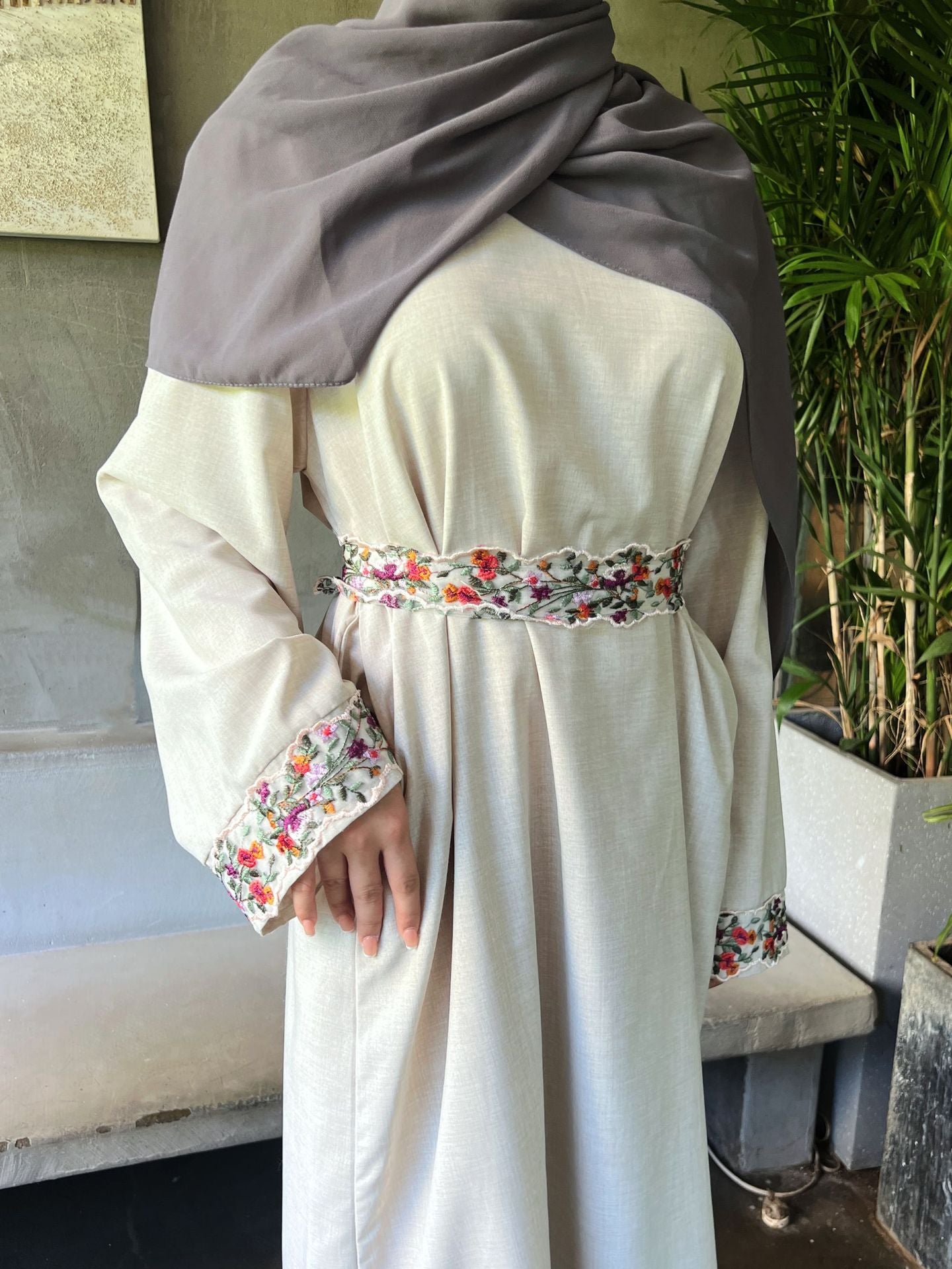 فستان مطرز بالكتان 