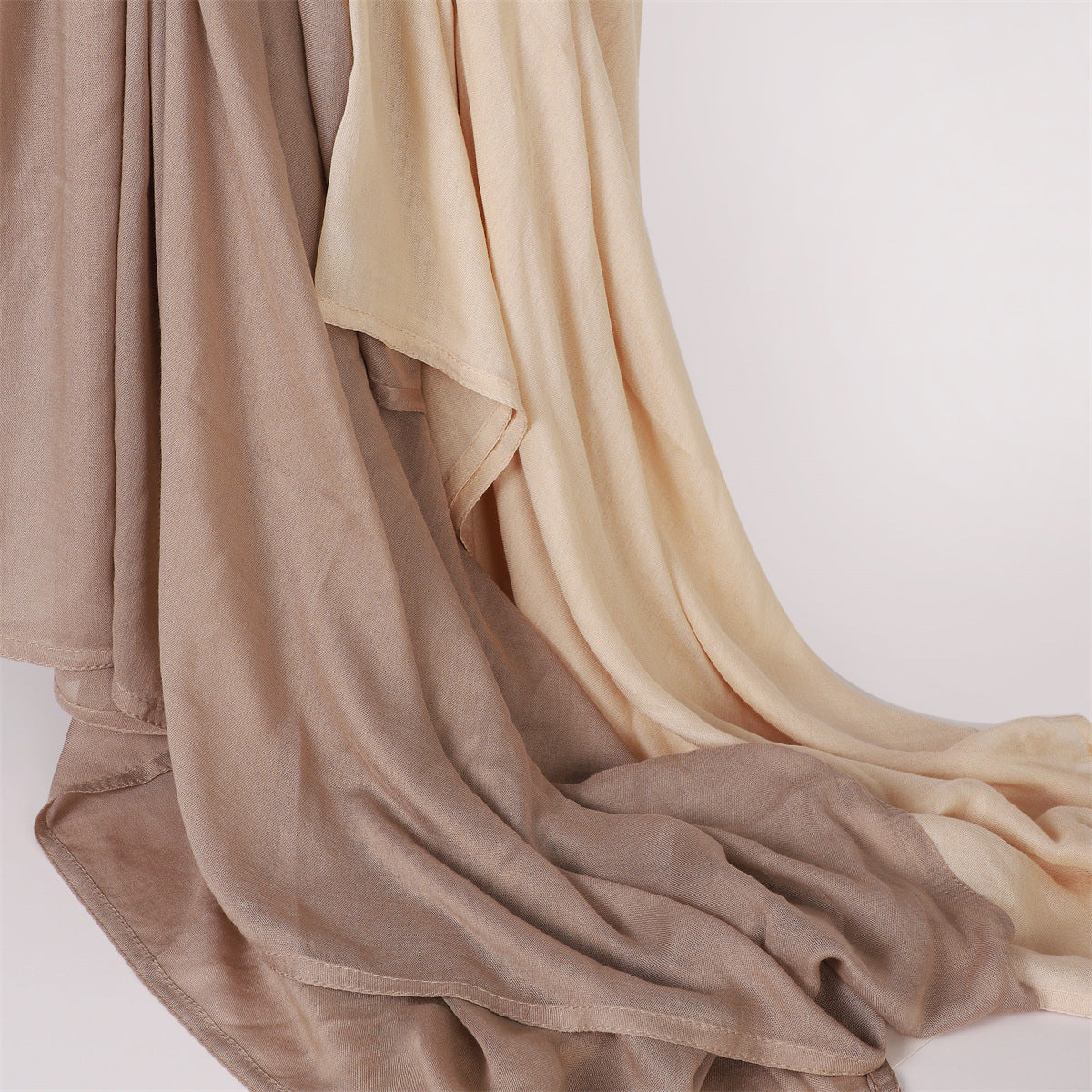 حجاب أحادي اللون من قماش القنب القطني بحافة واسعة