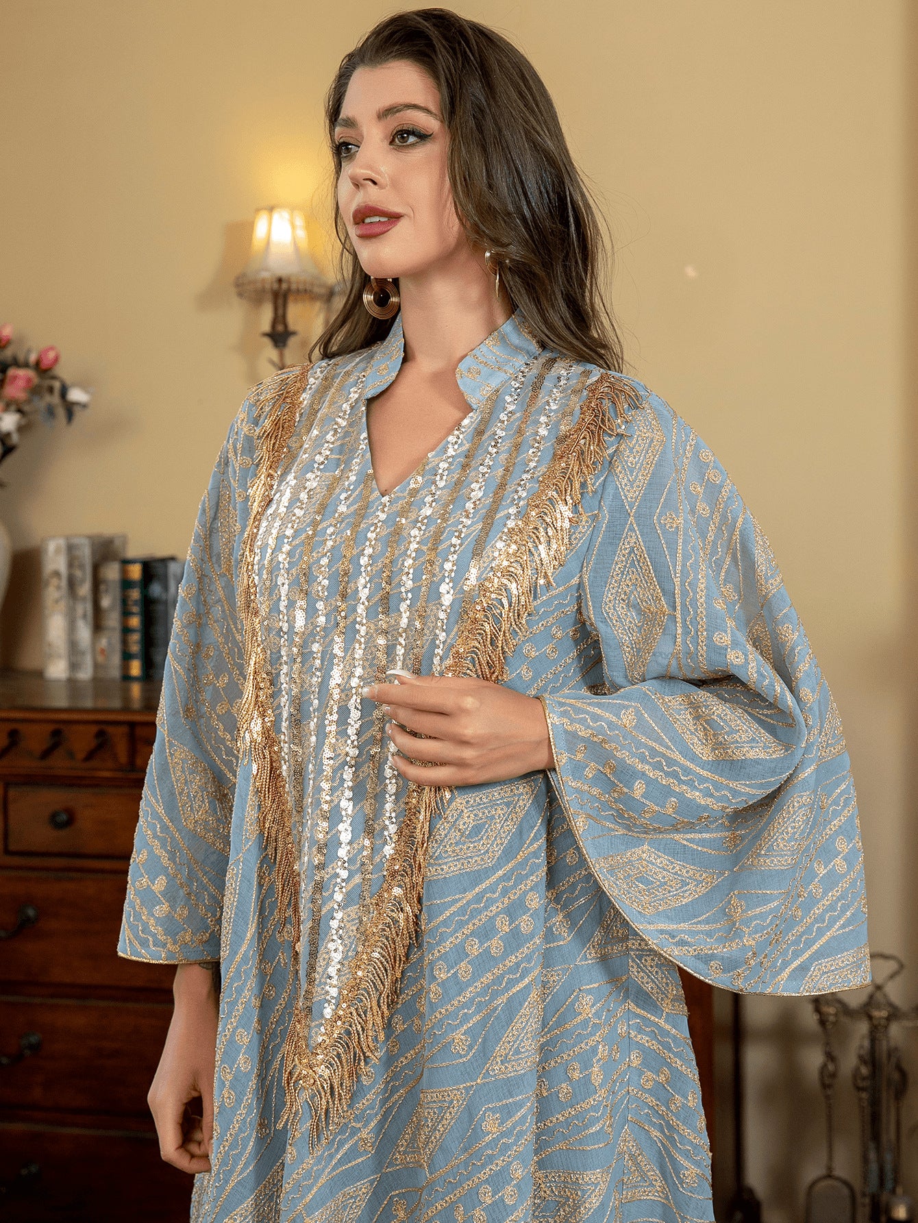 قفطان سهرة بفتحة رقبة على شكل حرف V