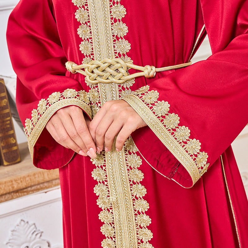 عباية مطرزة بفتحة - حمراء