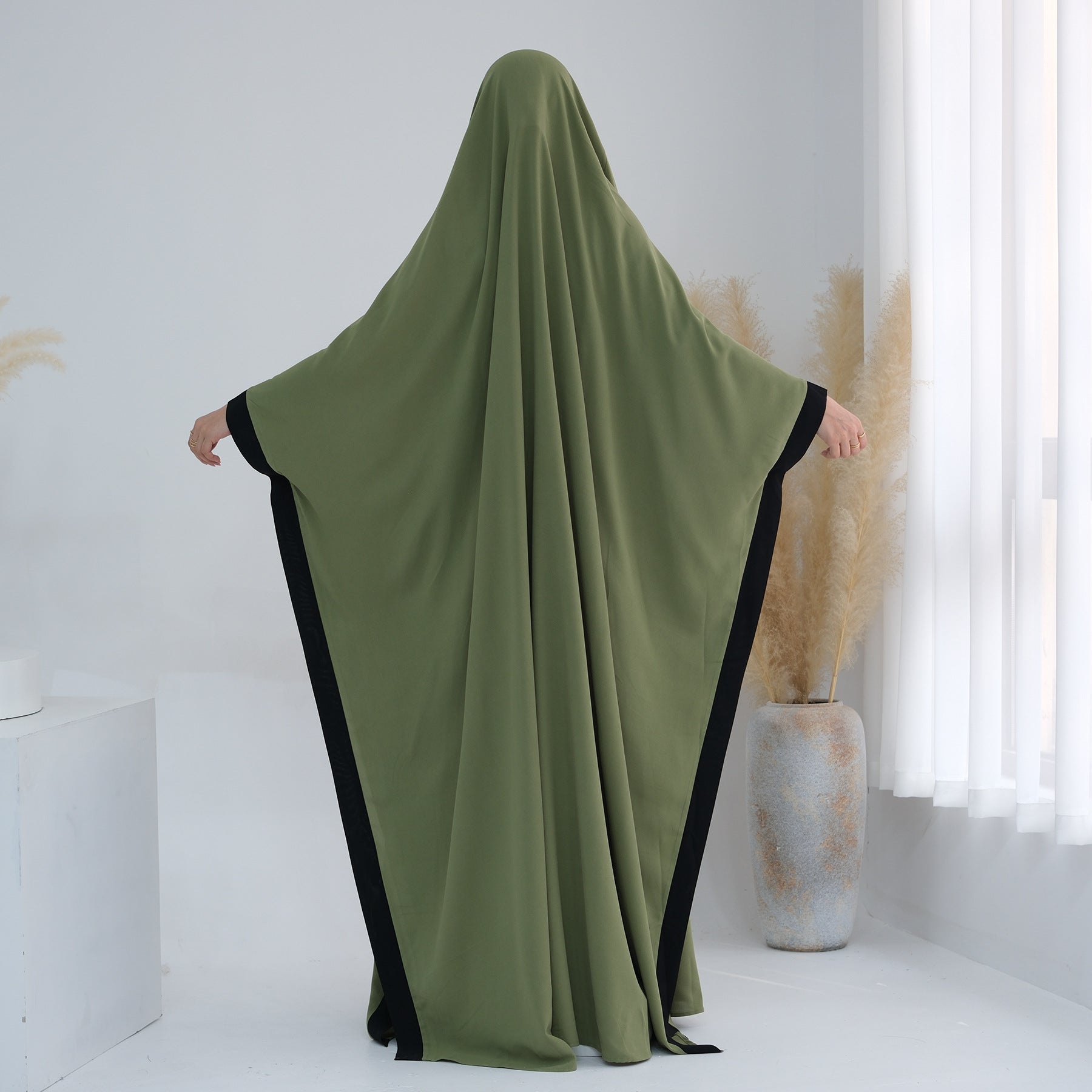 عباية بأكمام وغطاء رأس مع حجاب